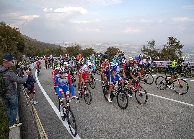 Das Gruppetto im Anstieg nach Piancavallo Stage 15,  Base Aerea Rivolto  ›  Piancavallo   (185k) 15. Etappe, 103. Giro d Italia