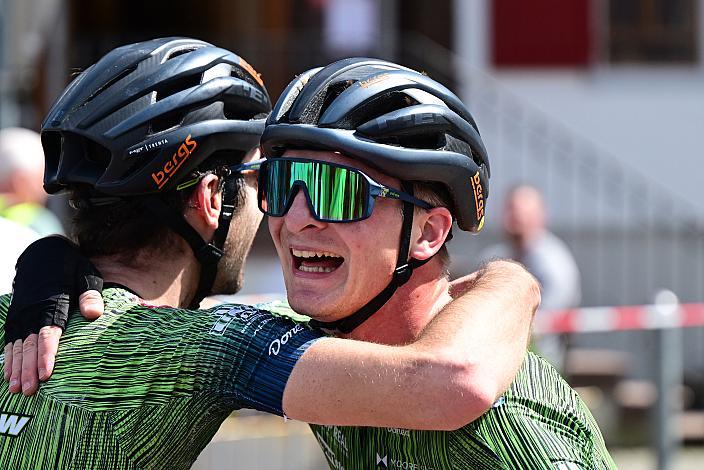 Jonas Rapp (GER, Hrinkow Advarics) und Jaka Primozic (SLO, Hrinkow Advarics) jubeln im Ziel, Herren Elite, U23, Road Cyling League Austria, Radliga, GP Vorarlberg, Nenzing