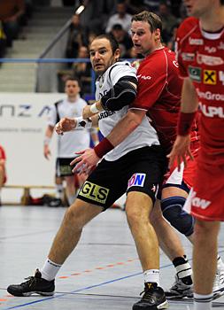  HLA, HC Linz AG vs ALPLA HC Hard, Slavko Krnjajac, der Linzer im Angriff.