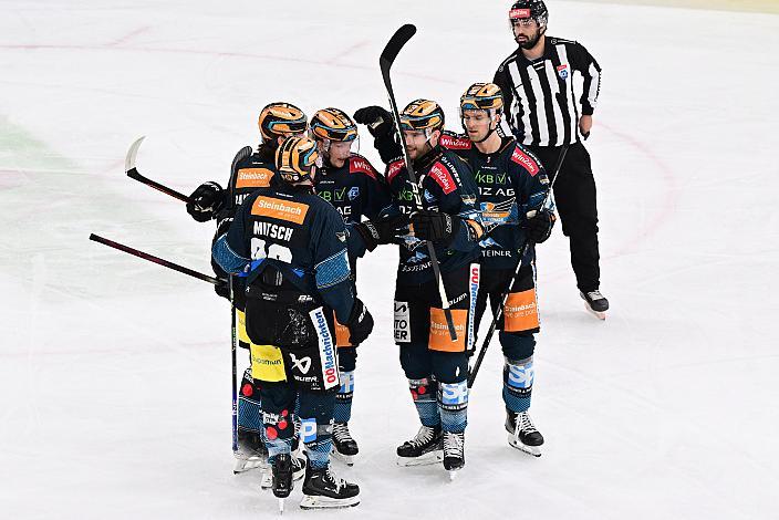 Die Steinbach Black Wings Linz feiern das Tor zum 1 zu 1 durch Matt MacKenzie (Steinbach Black Wings Linz)  Steinbach Black Wings Linz vs Moser Medical Graz 99ers , Linz AG Eisarena