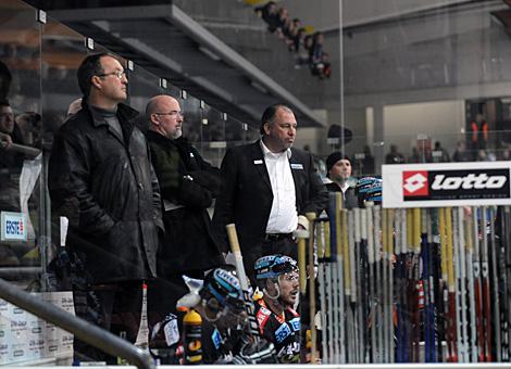 Die Trainerbank der Liwest Black Wings Linz, Team Arzt Kleschpis, Rick Nasheim und Trainer Kim Collins 