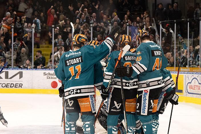 Die Steinbach Black Wings Linz feiern das Tor zum 3 zu 3, Steinbach Black Wings Linz vs EC ID Wärmepumpen VSV, 47. Runde, Retro Night, ICE Hockey League, Steinbach Black Wings Linz, Linz AG Eisarena 