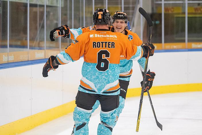 Die Black Wings Linz feiern das Tor zum 2 zu 3 durch Brian Lebler (Steinbach Black Wings Linz), Rafael Rotter (Steinbach Black Wings Linz)Steinbach Black Wings Linz  vs HC Motor Cesky Budejovice Test