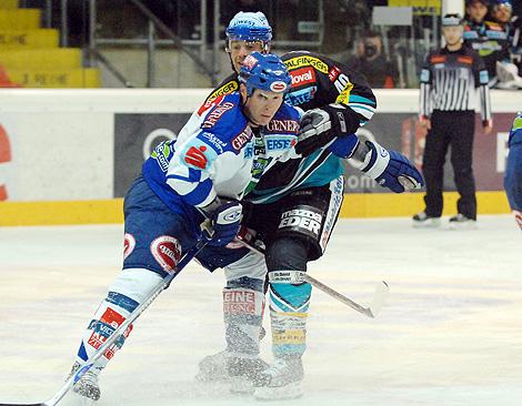 #49 Martin Hohenberger, Liwest Black Wings Linz im Duell mit der #4 Mike Stewart, VSV.