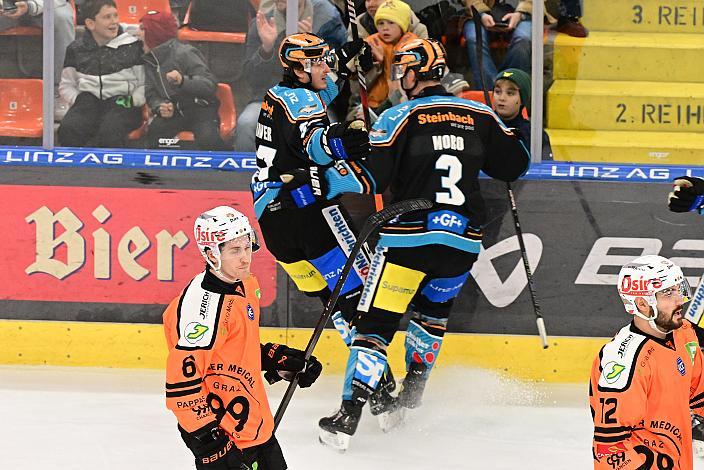 Luka Maver (Steinbach Black Wings Linz) feiert das Tor zum 1 zu 0,  Win2Day ICE Hockey League,  Steinbach Black Wings Linz vs Moser Medical Graz 99ers,  Linz AG Eisarena 