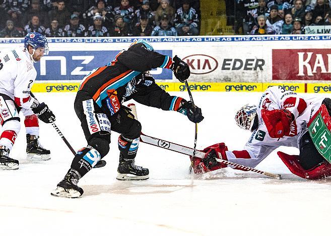Im Bild:  v.l. Tormann Scott James Darling (HC TWK Innsbruck  Die Haie) geschlagen Matt Finn (EHC Liwest Black Wings Linz) scort das Siegestor Eishockey,  EHC Liwest Black Wings Linz vs HC TWK Innsbruck