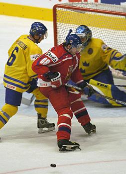 Eishockey Superstar #68 Jaromir Jagr TCH im Angriff auf das Tor der Schweden.