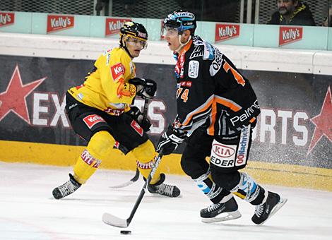 Harald Ofner Vienna Capitals hat gegen Daniel Oberkofler Liwest Black Wings Linz das nachsehen.