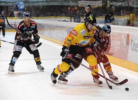 Christoph Ibounig Liwest Black Wings Linz im Duell mit Francis Lemieux EV Vienna Capitals