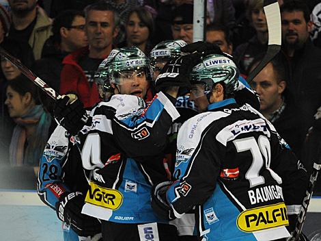 Linz feiert das 1 zu 0, EC Red Bull Salzburg vs. EHC Liwest Black Wings Linz 