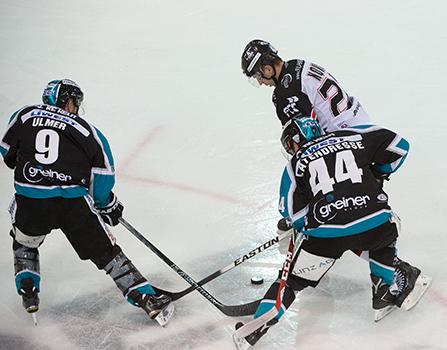 Jason Ulmer (EHC Liwest Black Wings Linz) und Olivier Latendresse (EHC Liwest Black Wings Linz) gegen Patrik Novak (HC Orli Znojmo), EHC Liwest Black Wings Linz vs HC Orli Znojmo, 2. Semifinale