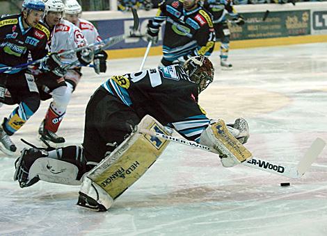 #29 Juergen Penker, Tormann, EHC Liwest Black Wings springt auf den Puck.