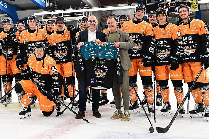 Das Team der Steinbach Black Wings Linz mit Präsident Peter Nader (Steinbach Black Wings Linz), Bürgermeister der Stadt Linz Dietmar Prammer (SPÖ), 7. Runde ICE, Steinbach Black Wings Linz vs Moser Medical Graz 99ers, Linz AG Eisarena 