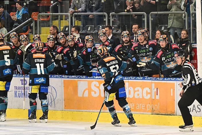 Die Steinbach Black Wings Linz feiern das Tor zum 1 zu 0, Steinbach Black Wings Linz vs EC Red Bull Salzburg, Playoffs, 2. Viertelfinale, Linz AG Eisarena 