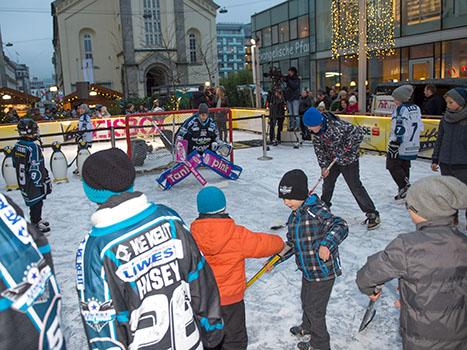 Thomas Dechel, mit jungen Fans beim Adventsingen der Liwest Black Wings Linz  am Martin Lutherplatz in Linz.