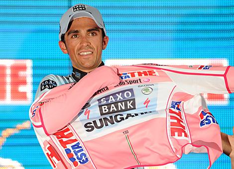 Alberto Contador, Team Saxo Bank, streift das Rosa Trikot ueber