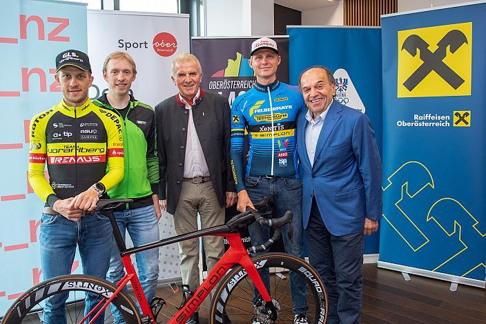 v.l. Riccardo Zoidl (AUT, Team Vorarlberg), Rainer Kepplinger (AUT, Hrinkow Advarics), Kornspitz Erfinder Peter Augendopler, Moran Vermeulen (AUT, Team Felbermayr Simplon Wels), Paul Resch (Präsident LRV Oberösterreich). Pressekonferenz Int. Raiffeisen Oberösterreich Rundfahrt (UCI Kat. 2.2), Olympiazentrum Linz