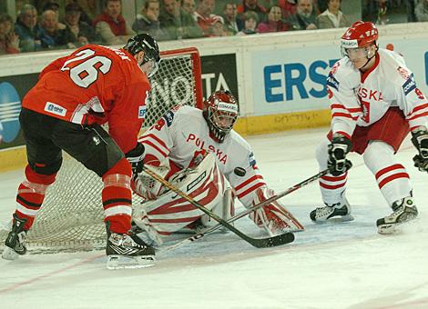 #26 Thomas Vanek, Stuermer, Team Austria vor dem Tor der Polen gehuetet von der #29 Rafal Radziszewski, Team Polska.