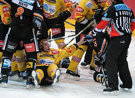 Benoit Gratton Vienna Capitals am Eis nach dem Faustkampf gegen Robert Lukas Liwest Black Wings Linz 