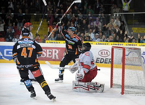 Pat Leahy jubelt ueber den achten Treffer fuer die Liwest Black Wings.