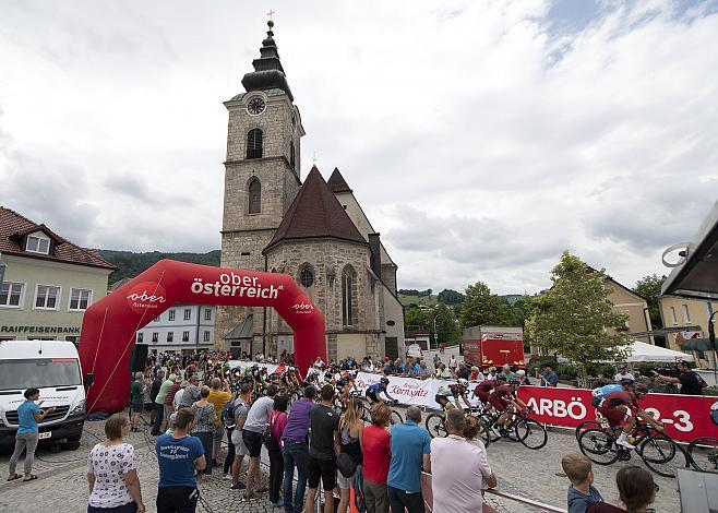 Das Feld passiert Ternberg, 3. Etappe Traun - Ternberg, Radsport 10. Int. OOE Rundfahrt  