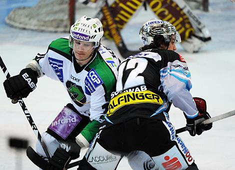 Matthias Schwab, Linz im Duell mit Jure Kralj, Laibach, Liwest Black Wings Linz vs. HDD TILIA Olimpija Ljubljana