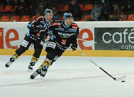 #21 Philipp Lukas, Kapitaen, EHC Liwest Black Wings Linz und im Hintergrund die #3 Ray DiLauro, Verteidiger.