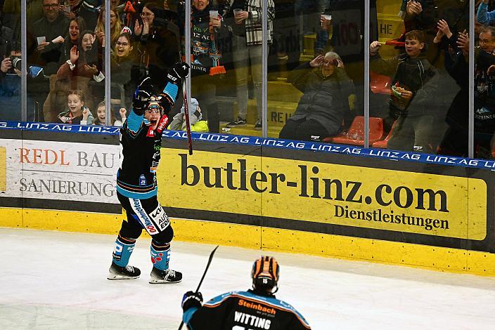 Kilian Rappold (Steinbach Black Wings Linz) feiert das Tor zum 1 zu 0, Win2Day ICE Hockey League,  Steinbach Black Wings Linz vs HC Pustertal Wölfe,  Linz AG Eisarena