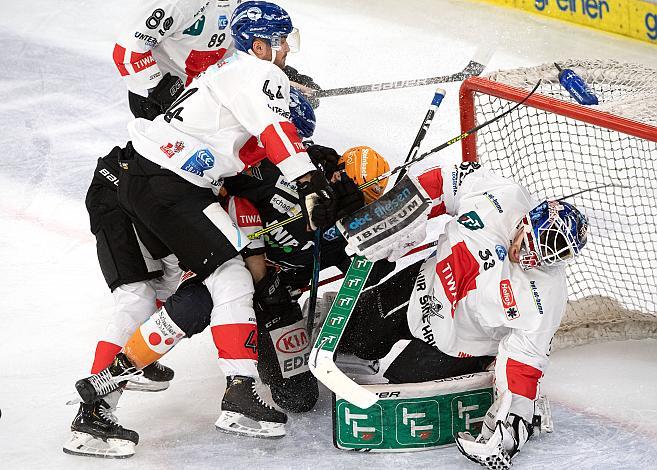 Julian Pusnik (Steinbach Black Wings 1992) vor Tormann Tom McCollum (HC Tiwag Innsbruck - Die Haie)  Steinbach Black Wings 1992 vs HC TWK Innsbruck, Qualifikationsrunde, Eishockey, Bet at Home ICE Hockey League