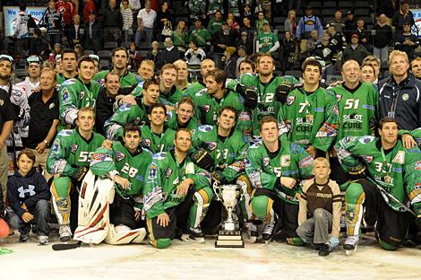 Die London Pro Knights mit dem EuroCan Pokal.