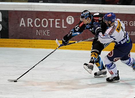 #15 Matthias Iberer, Stuermer, Liwest Black Wings Linz, verfolgt von der #2 Darrel Scoville, Verteidiger, VSV.