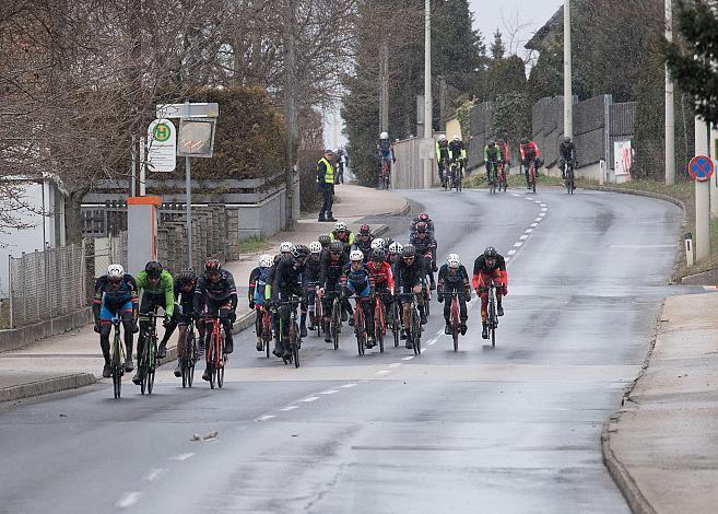 Das Feld in der Abfahrt nach Leonding Herren Elite, U23, Radliga, 60. Radsaison-Eröffnungsrennen Leonding, Oberösterreich 