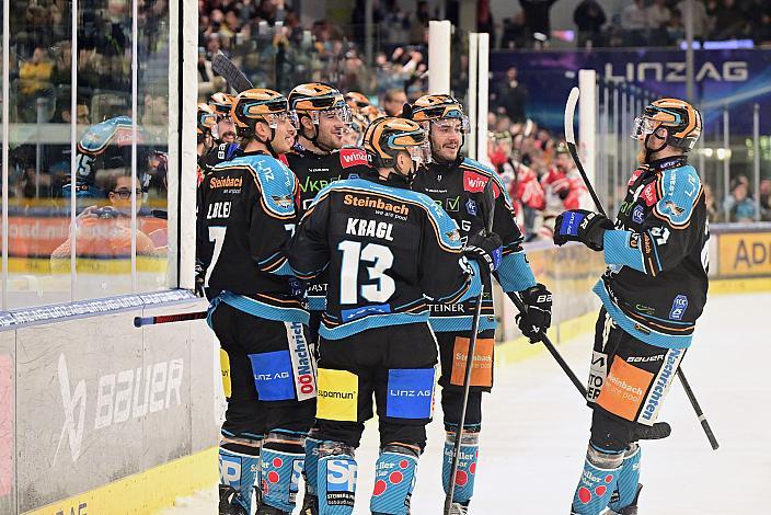 Die Steinbach Black Wings Linz feiern das Tor zum 1  zu 0 durch Greg Moro (Steinbach Black Wings Linz) Win2Day ICE Hockey League,  Steinbach Black Wings Linz vs HCB Suedtirol Alperia ,  Linz AG Eisarena 