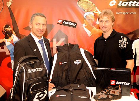 Thomas Hautz, Firma Lotto Sport Italia und Christian Perthaler, Manager, EHC Liwest Black Wings Linz. 