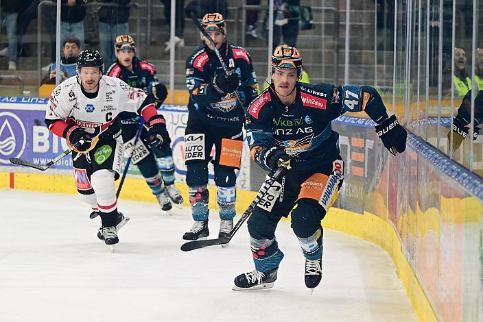 Logan Roe (Steinbach Black Wings Linz), Kevin Macierzynski (Bemer Pioneers Vorarlberg) Steinbach Black Wings Linz vs BEMER Pioneers Vorarlberg, ICE Eishockey Liga, Linz AG Eisarena