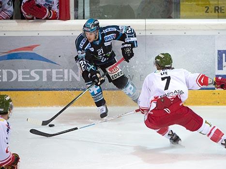 Philipp Lukas, Linz und John Thomas Lee, Bozen, EHC Liwest Black Wings Linz vs HCB Suedtirol, 5. Viertelfinale