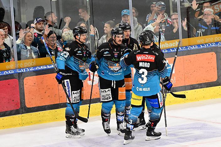 Die Steinbach Black Wings Linz feiern das Tor zum  2 zu 0 durch Travis Barron (Steinbach Black Wings Linz),  1. Runde ICE, Steinbach Black Wings Linz vs Pioneers Vorarlberg , Linz AG Eisarena