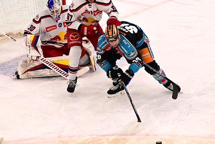 Julian Pusnik (Steinbach Black Wings Linz) vor Tormann David Kickert (EC Red Bull Salzburg)  Win2Day ICE Hockey League,  Steinbach Black Wings Linz vs EC Red Bull Salzburg,  Linz AG Eisarena 