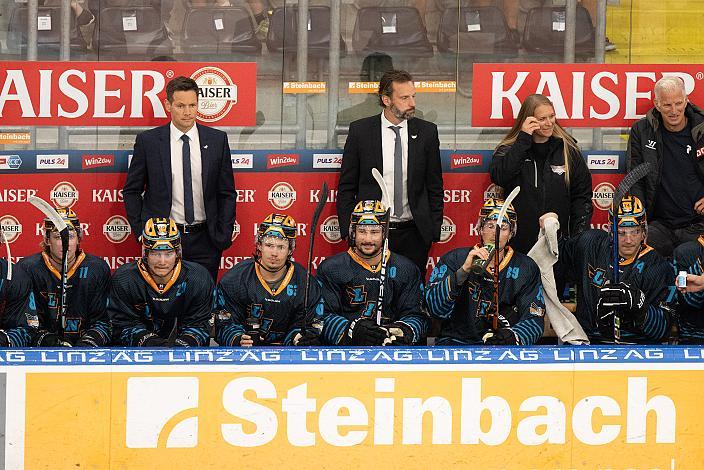 Die Spielerbank der Steinbach Black Wings Linz mit Head Coach Philipp Lukas (Steinbach Black Wings Linz) Testspiel Steinbach Black Wings Linz vs HC Nove Zamky, Linz AG Eisarena, pre season 