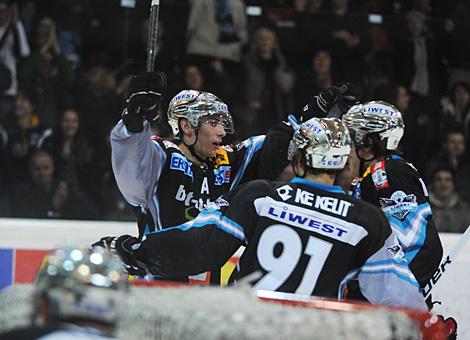 Daniel Oberkofler jubelt ueber sein Tor, Liwest Black Wings Linz vs. HDD TILIA Olimpija Ljubljana