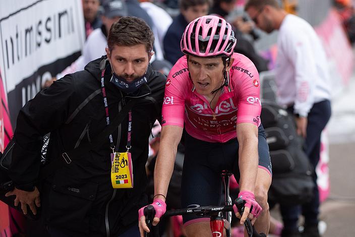 Geraint Thomas (GBR, Ineos Grenadiers) im Rosa Trikot des führenden in Gesamtwertung des Giro d Italia  106. Giro d Italia, Stage 19, Longarone  - Tre Cime de Lavaredo 183km