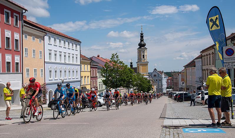 Das Feld bei der Sprintwertung Haag am Hausruck, 1. Etappe Wels - Maria Schmolln, Int. Raiffeisen Oberösterreich Rundfahrt UCI Kat. 2.2