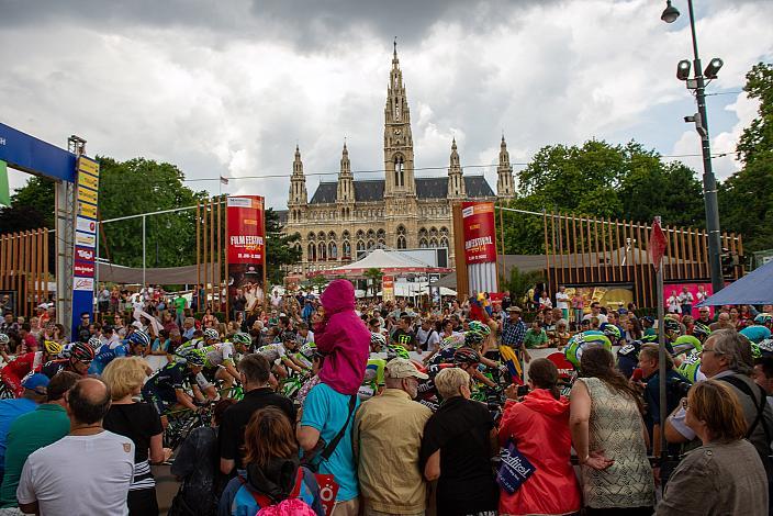 Die Ö-Tour vor dem Wiener Rathaus, 8. Etappe Podersdorf, Burgenland - Wien
