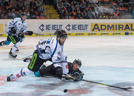 Corey Locke (EHC Liwest Black Wings Linz), Mike Hedden (Straubing Tigers)  EHC Liwest Black Wings Linz  vs Straubing Tigers
