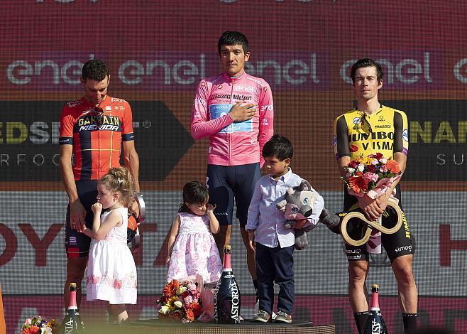 Das Siegerpodest: v.l. 2. Platz Vincenzo Nibali (ITA, Bahrain Merida Pro Cycling Team), Sieger Richard Carapaz (ECU, Movistar Team), 3. Platz Primoz Roglic (SLO, Team Jumbo-Visma), Verona Giro, Giro d Italia, Radsport, 102. Giro d Italia - 21. Etappe Zeitfahren