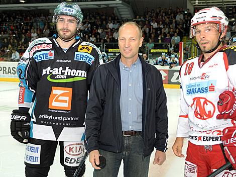 Hockeylegende Eddy Lebler mit dem Linzer Mike Ouellette  und Thomas Koch KAC; EHC Liwest Black Wings Linz vs. EC KAC