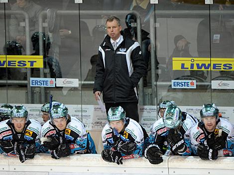 Trainer Robert Daum, auf der Spielerbank der Linzer, EHC Liwest Black Wings Linz vs. UPC Vienna Capitals, Viertelfinale