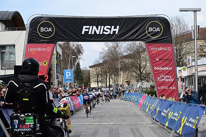 Das Peloton der Damen in Leonding,  65. Rad Saison Eroeffnungsrennen Leonding