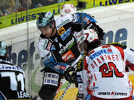 Curtis Murphy, Linz an der Bande im Duell mit Christoph Brandner, EHC Liwest Black Wings Linz vs. EC KAC