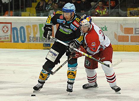 #30 Christian Perthaler, Stuermer, Liwest Black Wings im Zweikampf mit dem Salzburger #28 Andreas Reisinger, Red Bulls Salzburg.